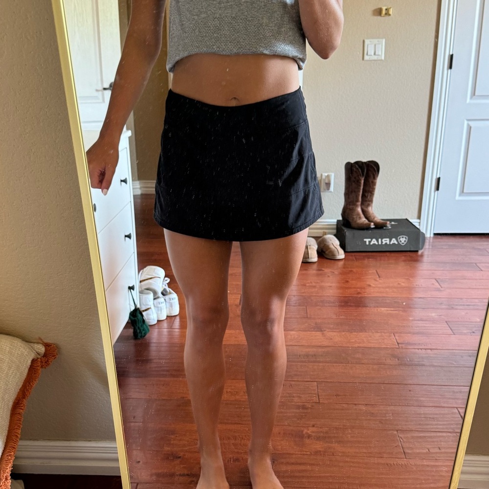 Lululemon skirt w spandex under, size 6 , black,
